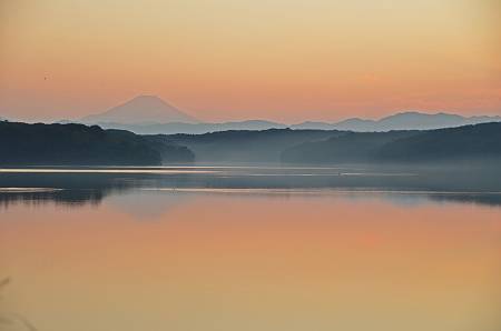 夕霧の狭山湖